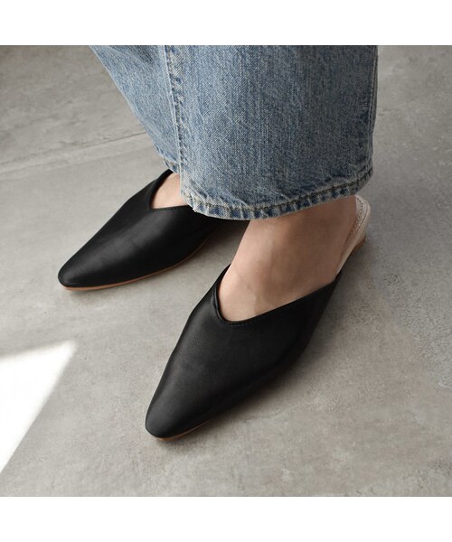 Lavish Gate（ラヴィッシュゲート）の「shoes-02056　フェイクレザー　ポインテッドトゥミュール　パンプス　ヌードカラー　ブラック（パンプス・レディース・その他）」の4枚目の写真