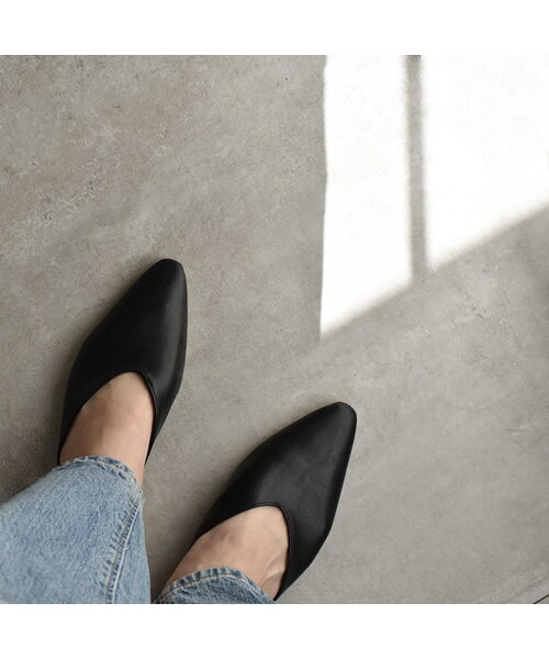 Lavish Gate（ラヴィッシュゲート）の「shoes-02056　フェイクレザー　ポインテッドトゥミュール　パンプス　ヌードカラー　ブラック（パンプス・レディース・その他）」の5枚目の写真