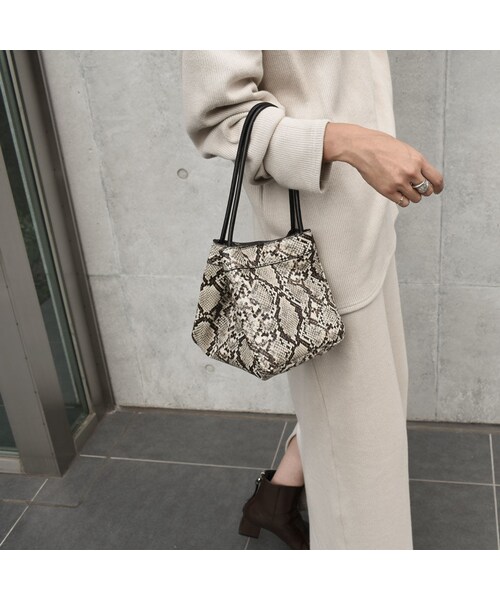 Lavish Gate（ラヴィッシュゲート）の「bag2-02472　パイソン柄　スクエアバッグ（ハンドバッグ・レディース・その他）」の2枚目の写真