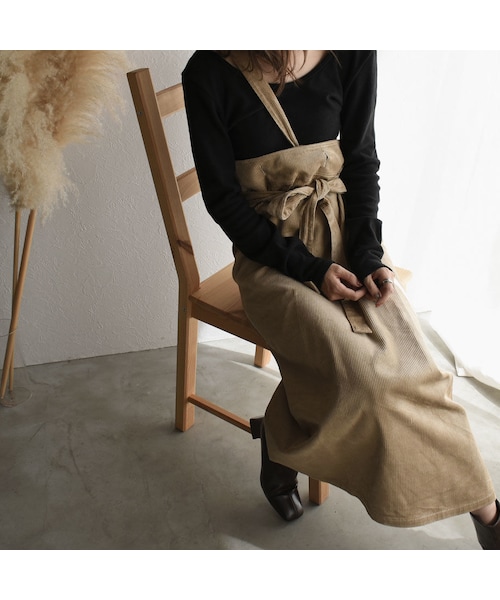 Lavish Gate（ラヴィッシュゲート）の「bottoms-04008　日本製　コーデュロイ　ワンショルダーストラップ　ラップスカート　ベージュ　ブラウン（スカート・レディース・その他）」の5枚目の写真