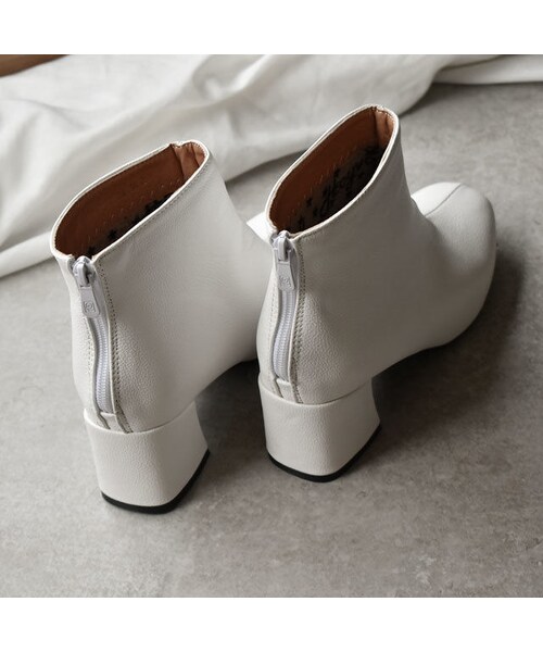 Lavish Gate(ラヴィッシュゲート)の「shoes-02043 チャンキーヒールショートブーツ ホワイト(ブーツ・レディース・その他)」の4枚目の写真