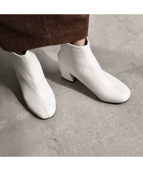 Lavish Gate(ラヴィッシュゲート)の「shoes-02043 チャンキーヒールショートブーツ ホワイト(ブーツ・レディース・その他)」の1枚目の写真