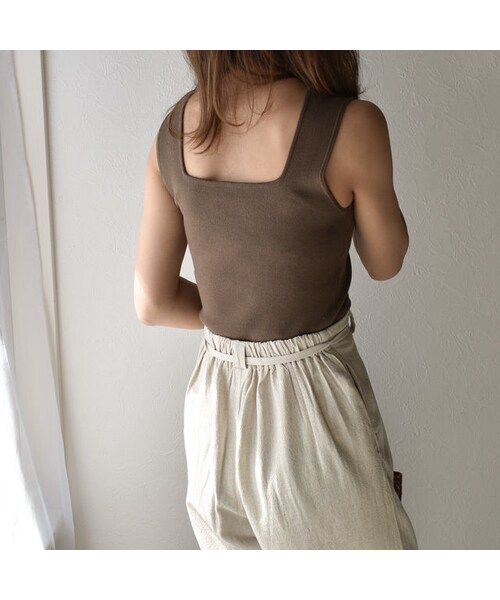 Lavish Gate（ラヴィッシュゲート）の「mb-tops-02060　スクエアネック　ニットタンクトップ　ホワイト　ベージュ　モカ　ブラック（タンクトップ・レディース・その他）」の3枚目の写真