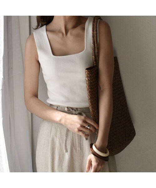 Lavish Gate（ラヴィッシュゲート）の「mb-tops-02060　スクエアネック　ニットタンクトップ　ホワイト　ベージュ　モカ　ブラック（タンクトップ・レディース・その他）」の4枚目の写真