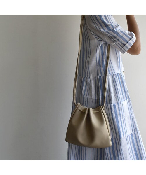 Lavish Gate(ラヴィッシュゲート)の「nh-bag2-02370 フェイクレザー シンプル巾着バッグ ベージュ キャメル ブラック(ショルダーバッグ・レディース・その他)」の2枚目の写真