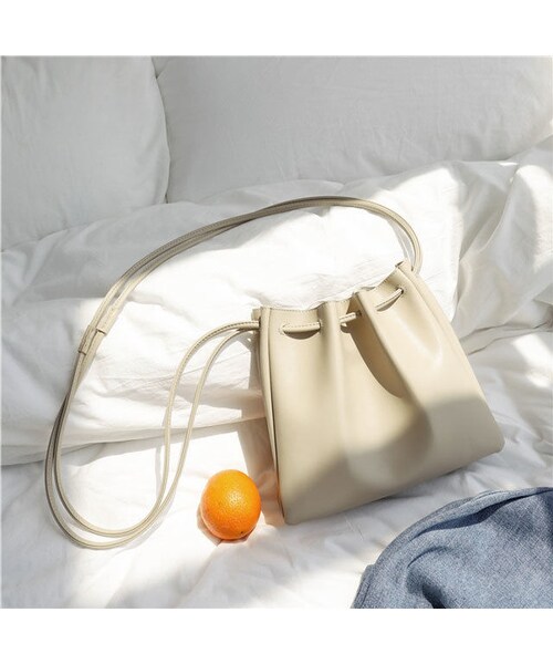 Lavish Gate(ラヴィッシュゲート)の「nh-bag2-02370 フェイクレザー シンプル巾着バッグ ベージュ キャメル ブラック(ショルダーバッグ・レディース・その他)」の5枚目の写真
