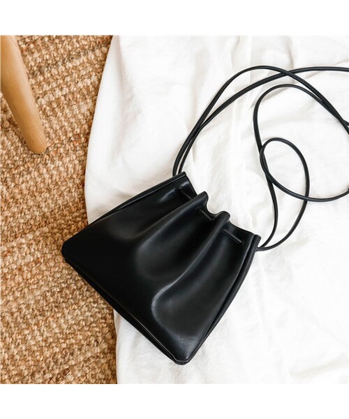 Lavish Gate(ラヴィッシュゲート)の「nh-bag2-02370 フェイクレザー シンプル巾着バッグ ベージュ キャメル ブラック(ショルダーバッグ・レディース・その他)」の9枚目の写真