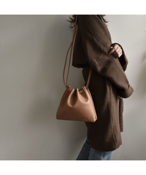 Lavish Gate(ラヴィッシュゲート)の「nh-bag2-02370 フェイクレザー シンプル巾着バッグ ベージュ キャメル ブラック(ショルダーバッグ・レディース・その他)」の4枚目の写真