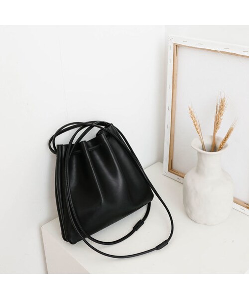 Lavish Gate(ラヴィッシュゲート)の「nh-bag2-02370 フェイクレザー シンプル巾着バッグ ベージュ キャメル ブラック(ショルダーバッグ・レディース・その他)」の6枚目の写真