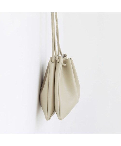 Lavish Gate(ラヴィッシュゲート)の「nh-bag2-02370 フェイクレザー シンプル巾着バッグ ベージュ キャメル ブラック(ショルダーバッグ・レディース・その他)」の10枚目の写真
