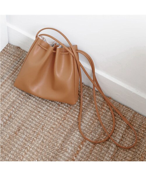 Lavish Gate(ラヴィッシュゲート)の「nh-bag2-02370 フェイクレザー シンプル巾着バッグ ベージュ キャメル ブラック(ショルダーバッグ・レディース・その他)」の7枚目の写真