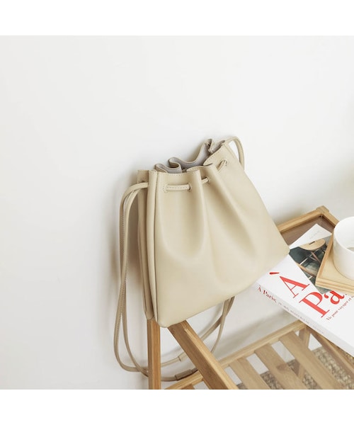 Lavish Gate(ラヴィッシュゲート)の「nh-bag2-02370 フェイクレザー シンプル巾着バッグ ベージュ キャメル ブラック(ショルダーバッグ・レディース・その他)」の8枚目の写真