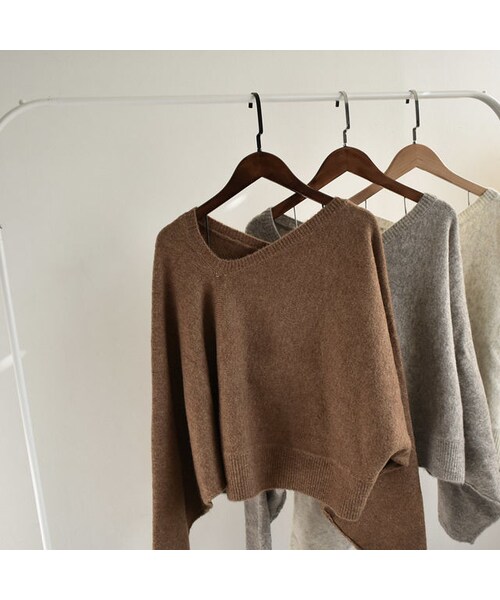 Lavish Gate（ラヴィッシュゲート）の「knit-02017　ウールブレンド　変形Ｖネック　ワンショルダーニット　ベージュ　モカ　ブラウン（ニット/セーター・レディース・その他）」の9枚目の写真