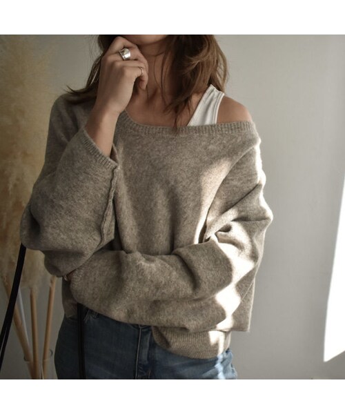 Lavish Gate（ラヴィッシュゲート）の「knit-02017　ウールブレンド　変形Ｖネック　ワンショルダーニット　ベージュ　モカ　ブラウン（ニット/セーター・レディース・その他）」の4枚目の写真