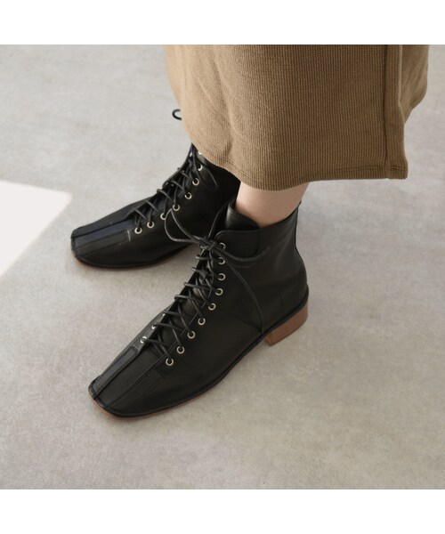 Lavish Gate（ラヴィッシュゲート）の「shoes-02091　エコレザー　スクエアトゥレースアップブーツ　アイボリー　ブラック（ブーツ・レディース・その他）」の4枚目の写真