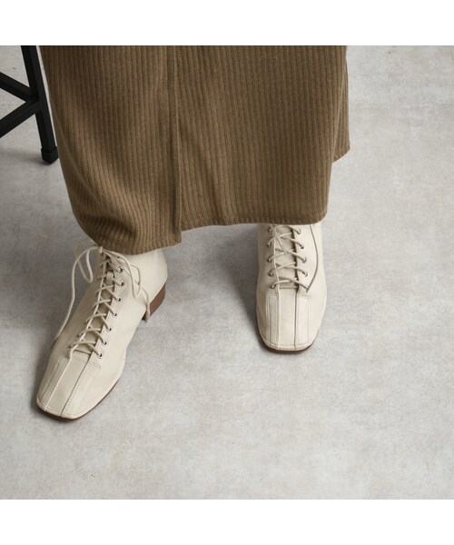 Lavish Gate（ラヴィッシュゲート）の「shoes-02091　エコレザー　スクエアトゥレースアップブーツ　アイボリー　ブラック（ブーツ・レディース・その他）」の3枚目の写真