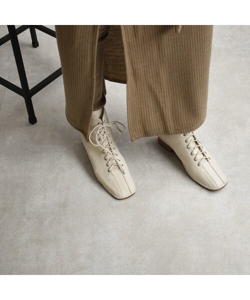 Lavish Gate（ラヴィッシュゲート）の「shoes-02091　エコレザー　スクエアトゥレースアップブーツ　アイボリー　ブラック（ブーツ・レディース・その他）」の2枚目の写真