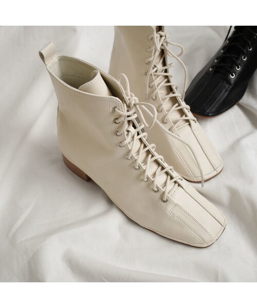 Lavish Gate（ラヴィッシュゲート）の「shoes-02091　エコレザー　スクエアトゥレースアップブーツ　アイボリー　ブラック（ブーツ・レディース・その他）」の10枚目の写真