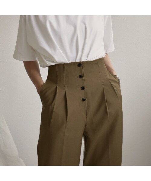 Lavish Gate（ラヴィッシュゲート）の「bottoms-02024　フロントボタン　ハイウエストタックパンツ　キャメル　カーキブラウン（その他パンツ・レディース・その他）」の3枚目の写真