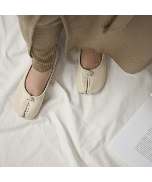 Lavish Gate（ラヴィッシュゲート）の「shoes-02092　エコレザー　足袋フラットパンプス　エクリュ　ベージュ　ブラウン（パンプス・レディース・その他）」の4枚目の写真