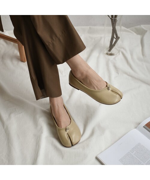 Lavish Gate（ラヴィッシュゲート）の「shoes-02092　エコレザー　足袋フラットパンプス　エクリュ　ベージュ　ブラウン（パンプス・レディース・その他）」の5枚目の写真