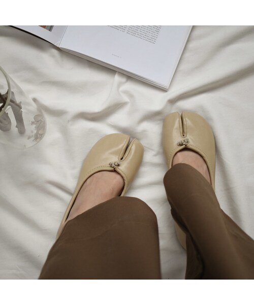 Lavish Gate（ラヴィッシュゲート）の「shoes-02092　エコレザー　足袋フラットパンプス　エクリュ　ベージュ　ブラウン（パンプス・レディース・その他）」の6枚目の写真