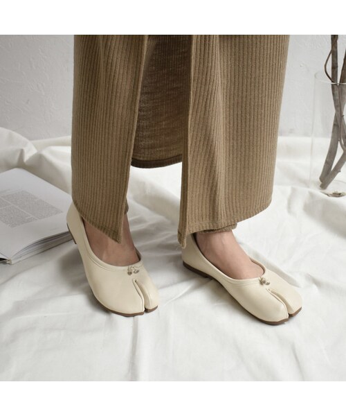 Lavish Gate（ラヴィッシュゲート）の「shoes-02092　エコレザー　足袋フラットパンプス　エクリュ　ベージュ　ブラウン（パンプス・レディース・その他）」の2枚目の写真