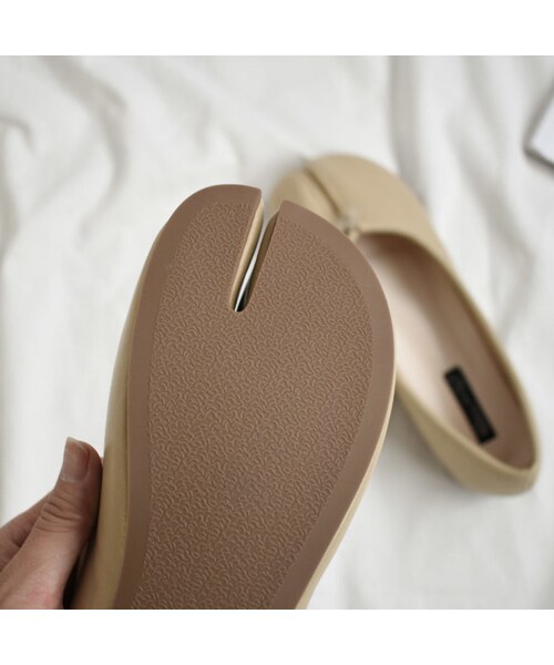 Lavish Gate（ラヴィッシュゲート）の「shoes-02092　エコレザー　足袋フラットパンプス　エクリュ　ベージュ　ブラウン（パンプス・レディース・その他）」の13枚目の写真