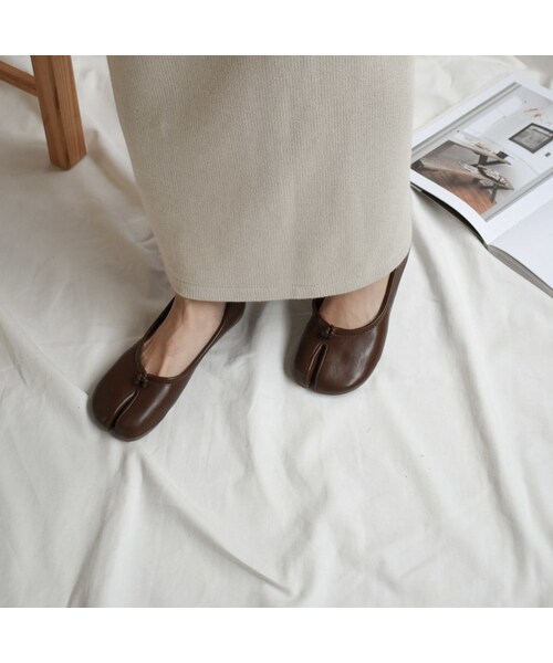 Lavish Gate（ラヴィッシュゲート）の「shoes-02092　エコレザー　足袋フラットパンプス　エクリュ　ベージュ　ブラウン（パンプス・レディース・その他）」の7枚目の写真