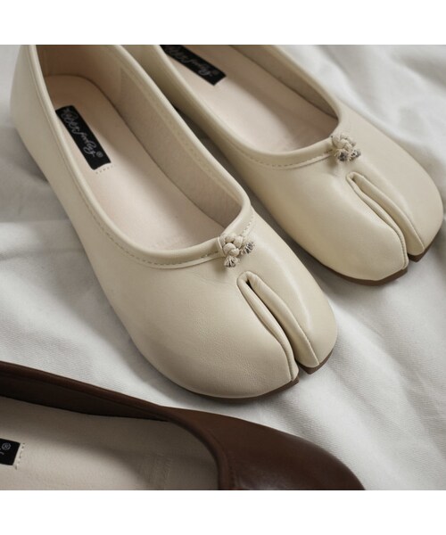 Lavish Gate（ラヴィッシュゲート）の「shoes-02092　エコレザー　足袋フラットパンプス　エクリュ　ベージュ　ブラウン（パンプス・レディース・その他）」の9枚目の写真