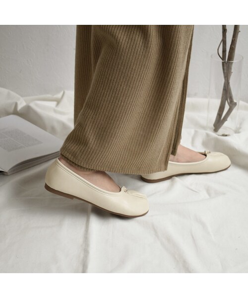 Lavish Gate（ラヴィッシュゲート）の「shoes-02092　エコレザー　足袋フラットパンプス　エクリュ　ベージュ　ブラウン（パンプス・レディース・その他）」の3枚目の写真