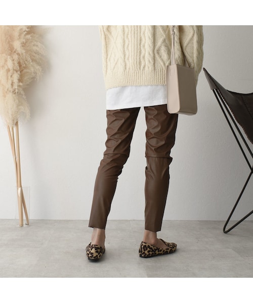 Lavish Gate（ラヴィッシュゲート）の「nh-bottoms-04013　日本製　ウォッシャブルエコレザースリムパンツ　ブラウン　ベージュ（その他パンツ・レディース・その他）」の5枚目の写真