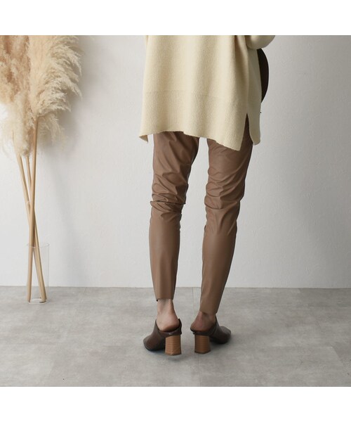 Lavish Gate（ラヴィッシュゲート）の「nh-bottoms-04013　日本製　ウォッシャブルエコレザースリムパンツ　ブラウン　ベージュ（その他パンツ・レディース・その他）」の2枚目の写真