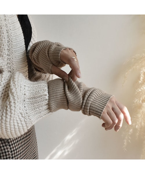 Lavish Gate（ラヴィッシュゲート）の「nh-gloves-02001　リブアームウォーマー　オフホワイト　ベージュ　ブラウン　グレー　モカ　スモーキーブラウン　ブラック（手袋・レディース・その他）」の7枚目の写真