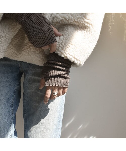 Lavish Gate（ラヴィッシュゲート）の「nh-gloves-02001　リブアームウォーマー　オフホワイト　ベージュ　ブラウン　グレー　モカ　スモーキーブラウン　ブラック（手袋・レディース・その他）」の5枚目の写真