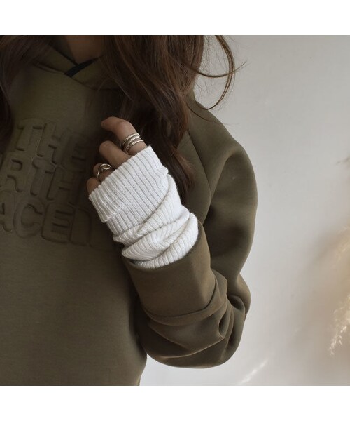 Lavish Gate（ラヴィッシュゲート）の「nh-gloves-02001　リブアームウォーマー　オフホワイト　ベージュ　ブラウン　グレー　モカ　スモーキーブラウン　ブラック（手袋・レディース・その他）」の2枚目の写真