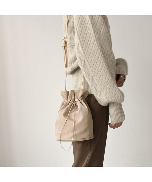 Lavish Gate（ラヴィッシュゲート）の「nh-bag2-02478　ナイロンミニ巾着ショルダーバッグ　ライトベージュ　ベージュ　ブラック（ショルダーバッグ・レディース・その他）」の4枚目の写真