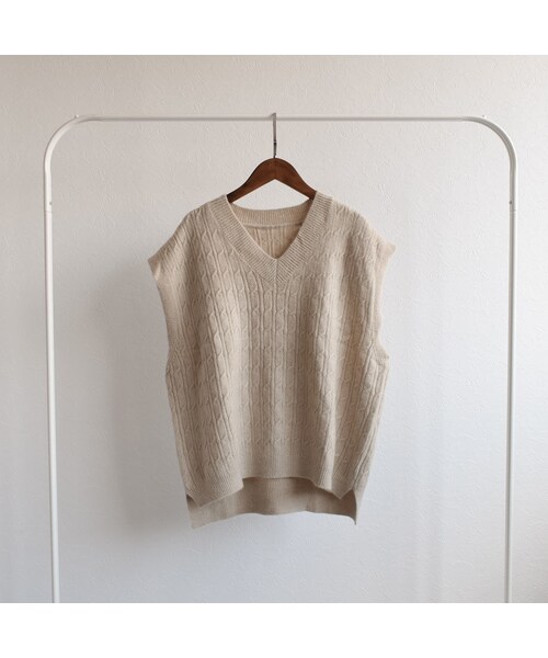 Lavish Gate(ラヴィッシュゲート)の「knit-02048 ウール混 ケーブル オーバーVネックニットベスト ベージュ(ベスト・レディース・その他)」の7枚目の写真