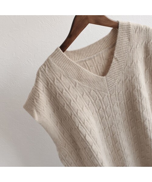 Lavish Gate(ラヴィッシュゲート)の「knit-02048 ウール混 ケーブル オーバーVネックニットベスト ベージュ(ベスト・レディース・その他)」の9枚目の写真