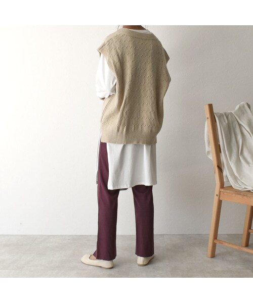 Lavish Gate(ラヴィッシュゲート)の「knit-02048 ウール混 ケーブル オーバーVネックニットベスト ベージュ(ベスト・レディース・その他)」の4枚目の写真