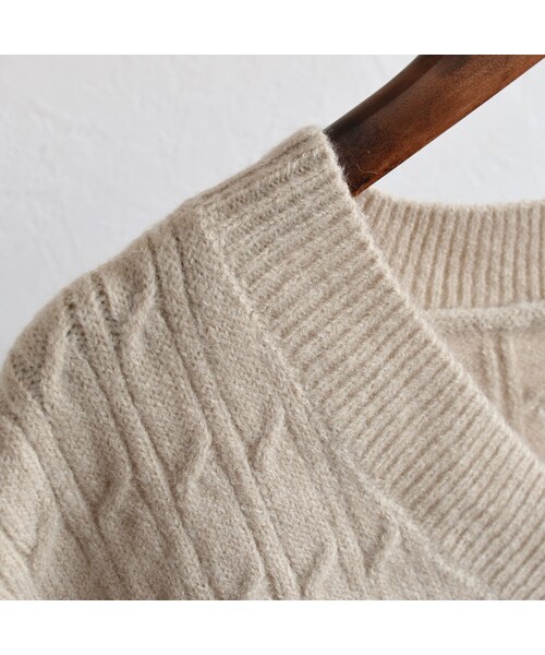Lavish Gate(ラヴィッシュゲート)の「knit-02048 ウール混 ケーブル オーバーVネックニットベスト ベージュ(ベスト・レディース・その他)」の8枚目の写真