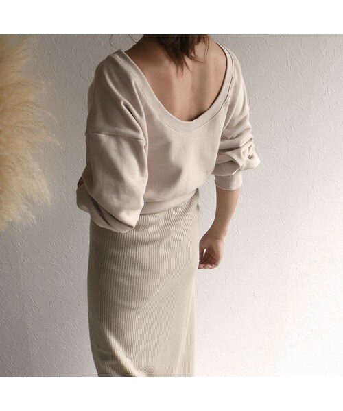 Lavish Gate（ラヴィッシュゲート）の「tops-04022　日本製　バックオープン　スウェット　ベージュ　モカ（スウェット・レディース・その他）」の3枚目の写真