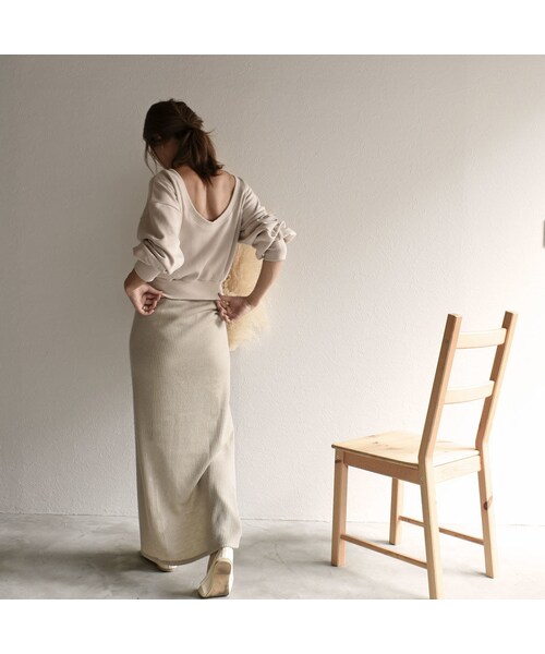 Lavish Gate（ラヴィッシュゲート）の「tops-04022　日本製　バックオープン　スウェット　ベージュ　モカ（スウェット・レディース・その他）」の4枚目の写真