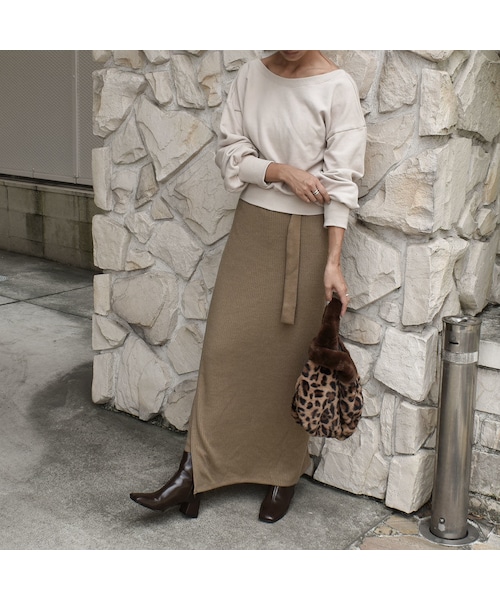 Lavish Gate（ラヴィッシュゲート）の「tops-04022　日本製　バックオープン　スウェット　ベージュ　モカ（スウェット・レディース・その他）」の7枚目の写真