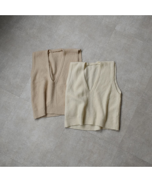 Lavish Gate(ラヴィッシュゲート)の「tops-02126 Vネック ニットベスト オフホワイト ベージュ(ベスト・レディース・その他)」の6枚目の写真
