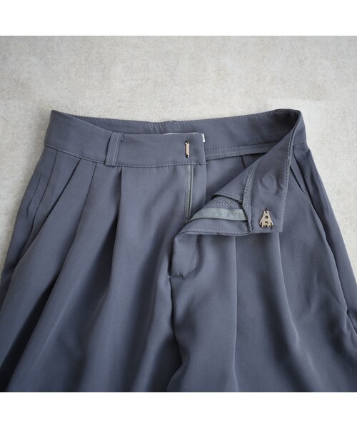 Lavish Gate（ラヴィッシュゲート）の「bottoms-02043　タックセミワイドパンツ　ダスティブルー　ブラック（その他パンツ・レディース・その他）」の11枚目の写真