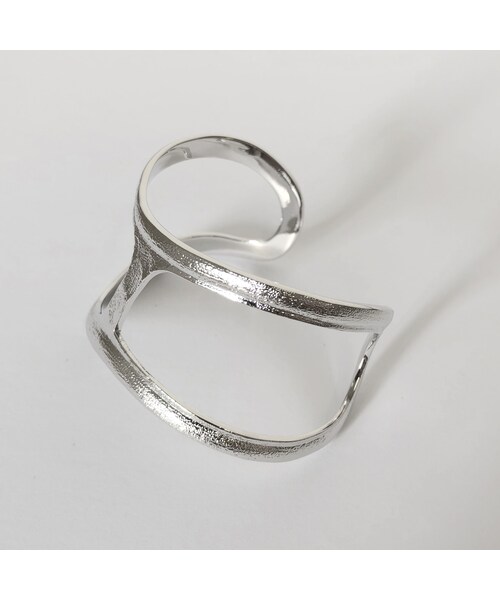 Lavish Gate（ラヴィッシュゲート）の「brace-05002-SV　CUT WAVE バングル　シルバー（バングル/リストバンド・レディース・その他）」の3枚目の写真