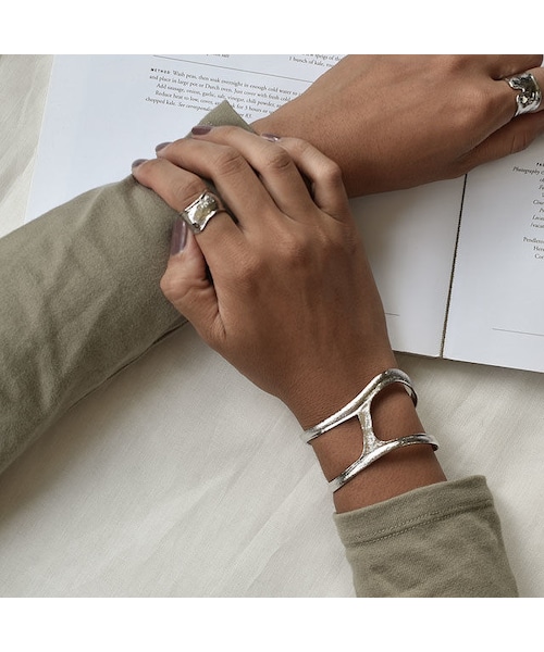 Lavish Gate（ラヴィッシュゲート）の「brace-05002-SV　CUT WAVE バングル　シルバー（バングル/リストバンド・レディース・その他）」の5枚目の写真