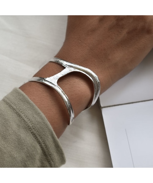 Lavish Gate（ラヴィッシュゲート）の「brace-05002-SV　CUT WAVE バングル　シルバー（バングル/リストバンド・レディース・その他）」の6枚目の写真