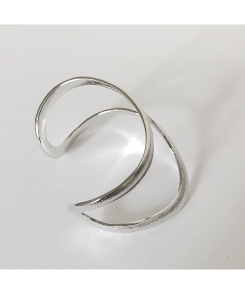 Lavish Gate（ラヴィッシュゲート）の「brace-05002-SV　CUT WAVE バングル　シルバー（バングル/リストバンド・レディース・その他）」の2枚目の写真